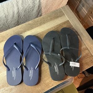 Old Navy Flip Flops in Navy and Black